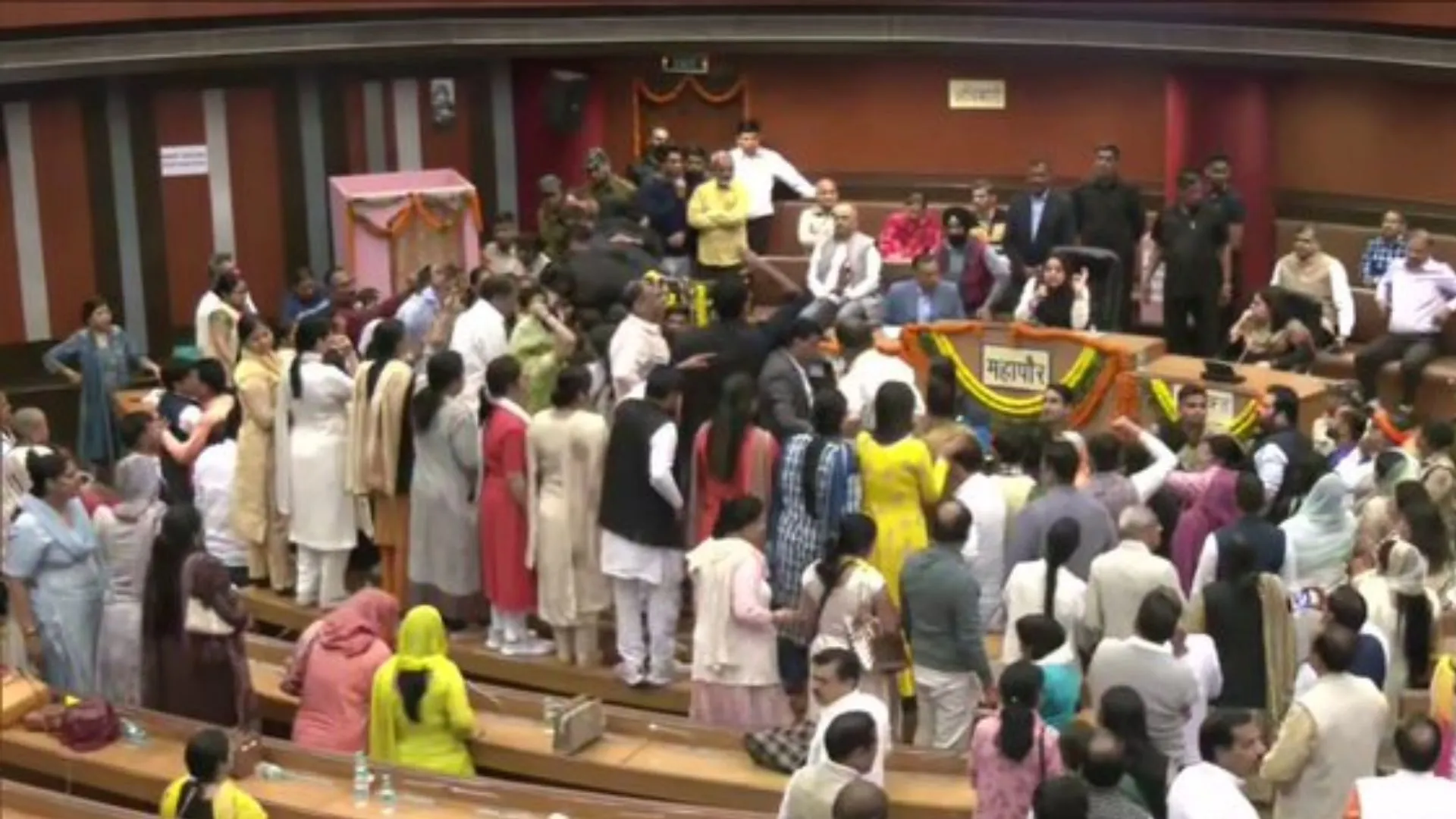 स्थाई समिति के चुनाव के बिना MCD सदन दिनभर के लिए स्थगित, मेयर ओबरॉय बोलीं- BJP वाले डरे हुए हैं