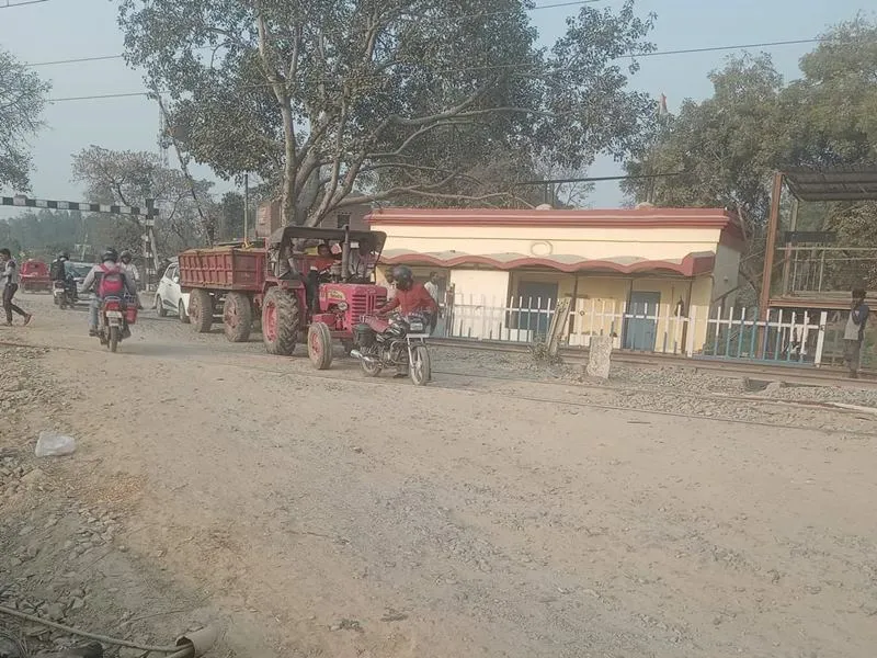अयोध्या: ट्रैक दोहरीकरण का कार्य पूरा, लेकिन गेट की नहीं बनी सड़क, लोग झेल रहे जुर्माना 