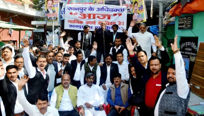 Kanpur Court में अधिवक्ताओं ने एक दिन की हड़ताल, बोलें- सम्मान का नहीं रखा जा रहा ख्याल
