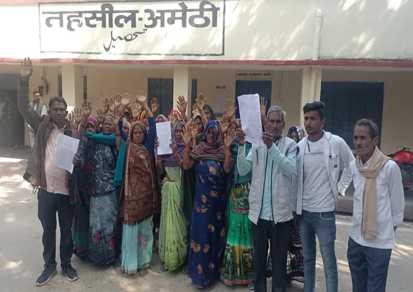 अमेठी: सार्वजनिक रास्ते को खुलवाने की मांग को लेकर ग्रामीणों ने तहसील में किया प्रदर्शन