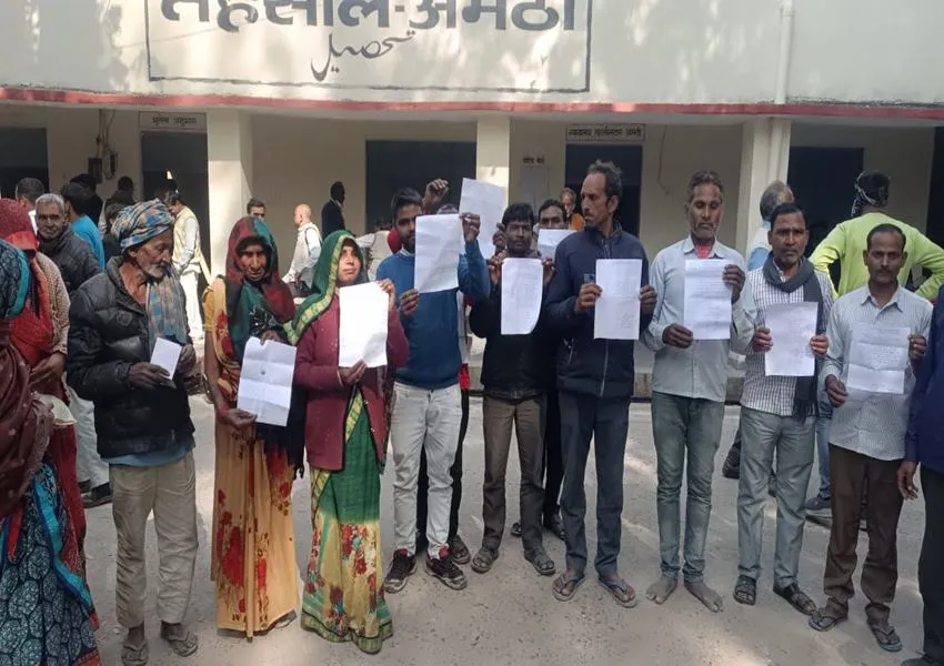 अमेठी: आवास सूची से नाम कटा नाम तो नाराज ग्रामीणों ने समाधान दिवस में की शिकायत