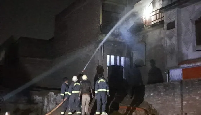 Auraiya Fire : तीन मंजिला इमारत में आग लगने से मची भगदड़, फायर बिग्रेड ने घंटो बाद पाया काबू