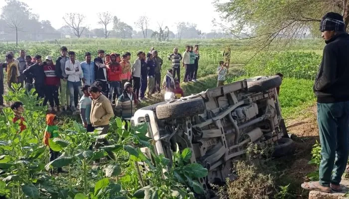 Auraiya में बोलेरो सवार बदमाशों ने युवती के अपहरण का किया प्रयास, अपहर्ताओं की पलटी कार, ऐसे फंसा चंगुल में
