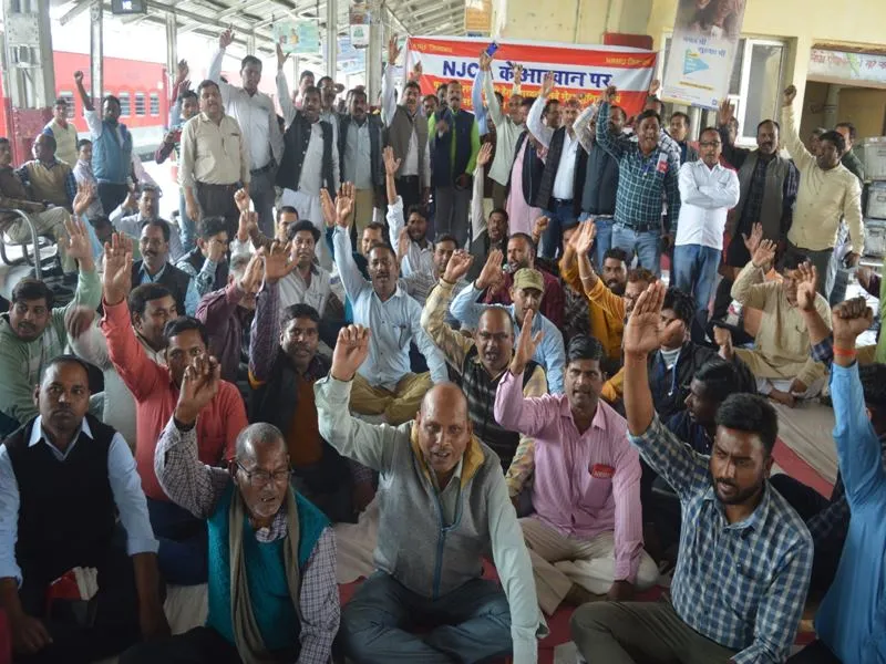 अयोध्या: पुरानी पेंशन बहाली को लेकर केंद्रीय व राज्यकर्मियों ने कैंट स्टेशन पर दिया धरना, प्रदर्शन कर की नारेबाजी