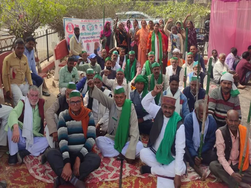 अयोध्या: मासिक पंचायत के बाद किसानों ने सौंपा ज्ञापन 