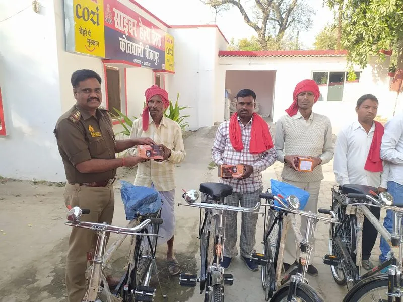 अयोध्या: गांवों की बेहतर सुरक्षा के लिए चौकीदारों को मिली साइकिल व टार्च 