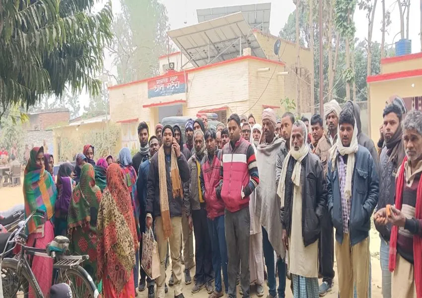 सुनो-सुनो-सुनो... बहराइच में दुष्कर्म के फरार आरोपी के घर पहुंची पुलिस, पिटवाई डुगडुगी, देखें Video