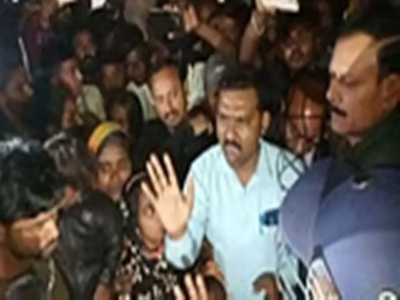 बलिया: ट्रक की टक्कर से युवक की मौत, लोगों ने किया हंगामा, पुलिस ने भांजी लाठियां