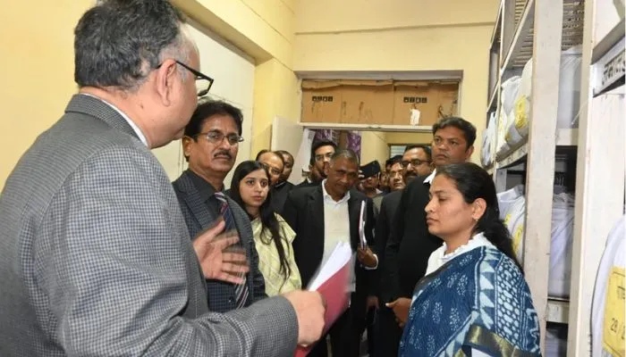 Banda : राजस्व परिषद अध्यक्ष ने तहसील व कलेक्ट्रेट का किया निरीक्षण, निस्तारण के दिए निर्देश