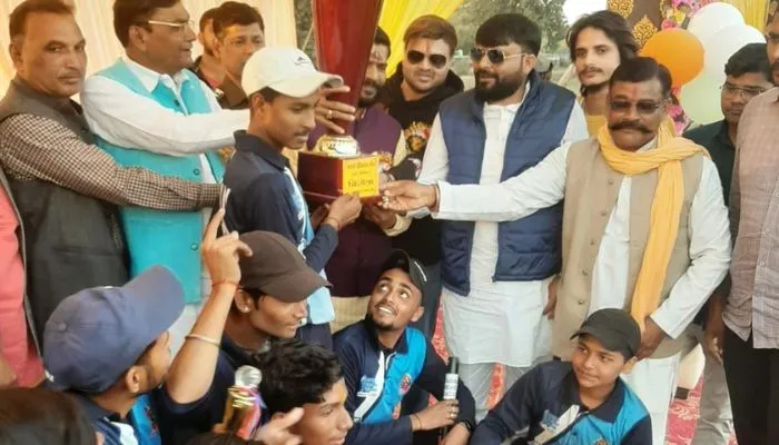 Banda: बाडी अटैकर्स को मात देकर पावर राइडर्स ने जीती एपीएल ट्राफी, विजेता और उप विजेता टीमों को मिला पुरस्कार