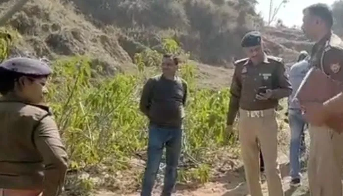 Banda Crime : जंगल में मिला महिला का अधजला शव, हत्या की आशंका, घटनास्थल पर पहुंची पुलिस