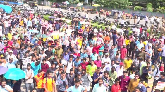 देहरादून: भर्ती घोटालों की सीबीआई जांच की मांग कर रहे युवाओं पर बरसी पुलिस की लाठी, देखें वीडियो