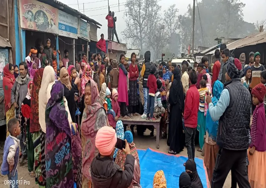 बहराइच: वनकर्मियों और ग्रामीणों के बीच विवाद, रेंजर की गाड़ी रोकी, दुकान बंद कर धरने पर बैठे लोग