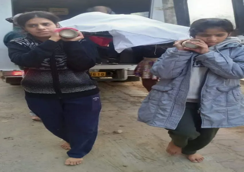 बहराइच: बेटियों ने किया पुत्र धर्म का पालन, मां की अर्थी को दिया कंधा, निभाई अंतिम संस्कार की रस्में