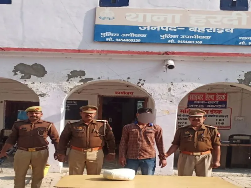 बहराइच: बाइक चोरी का वांछित ढाई किलो गांजा के साथ गिरफ्तार 
