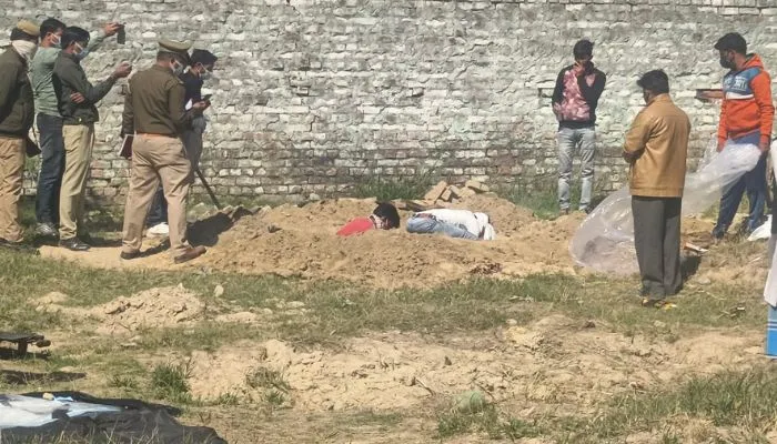 Kanpur : CM Yogi Adityanath से गुहार लगाने पर कब्र से निकाला गया शव, सड़क पर घायल अवस्था में पड़ा मिला था