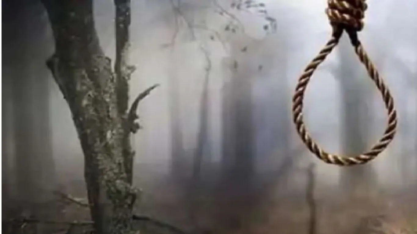 रुद्रपुरः पेड़ पर लटका मिला फेरी वाले का शव, हत्या या आत्महत्या में उलझी गुत्थी