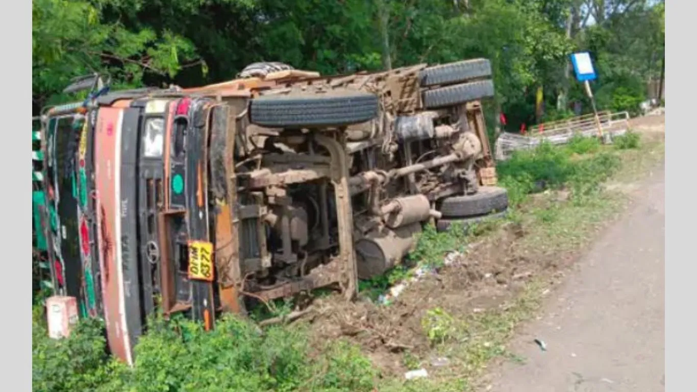 रुद्रपुरः मटर से भरा कैंटर पलटा, बड़ा हादसा टला, राहगीरों में मचा हड़कंप