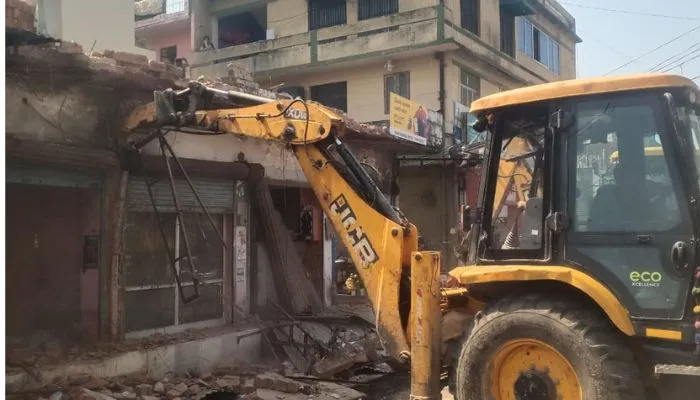 Kanpur में अवैध निर्माण कर बनाई गई पांच दुकानों पर गरजा KDA का बुलडोजर, भारी पुलिस बल रहा मौजूद