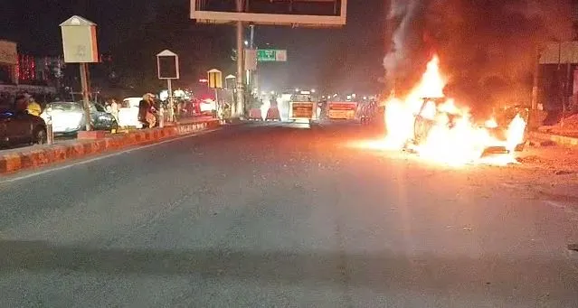 मथुरा: प्रेम मंदिर के पास चलती कार में लगी आग, कार सवारों ने कूदकर बचाई जान