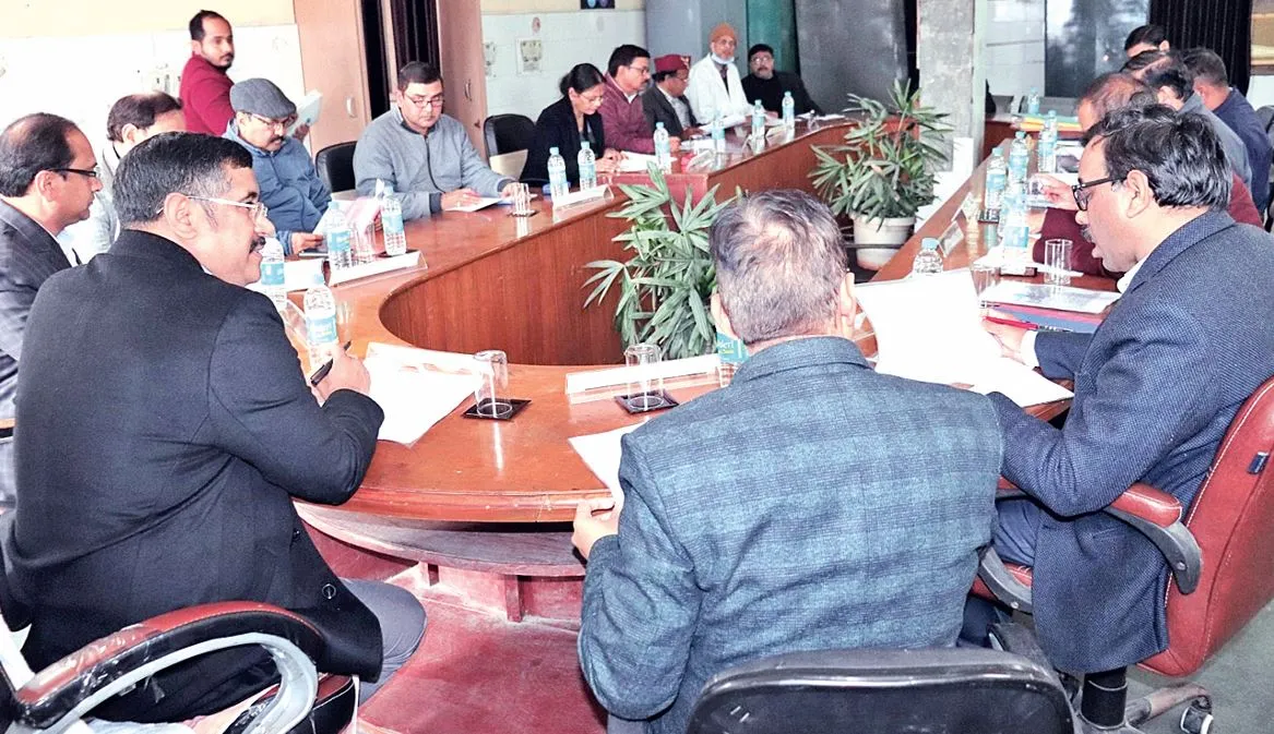 रुद्रपुरः मुख्यालय से बाहर रहने वाले चिकित्सकों का रुकेगा वेतन- डीएम