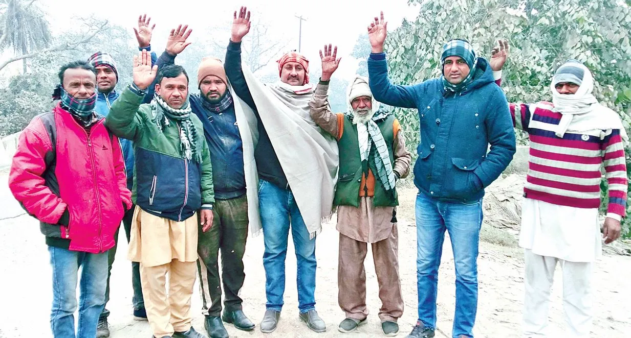 गदरपुरः नाहल पुल के पुनर्निर्माण की मांग को लेकर ग्रामीणों का प्रदर्शन