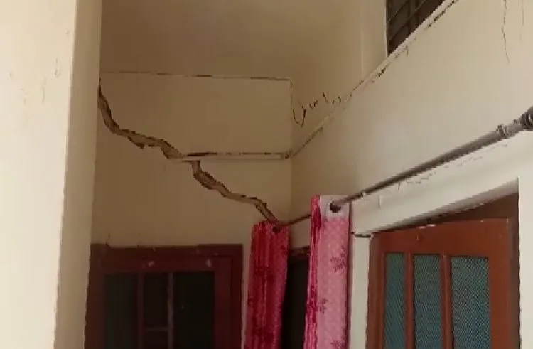 Joshimath Crisis: जोशीमठ के बाद अब एक और शहर पर संकट, कई घरों में आईं दरारें