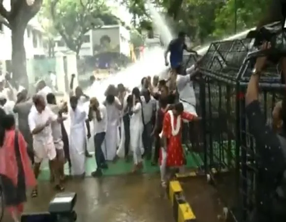 ईंधन उपकर: केरल में कई स्थानों पर कांग्रेस का मार्च हुआ हिंसक, विधायकों का धरना प्रदर्शन जारी