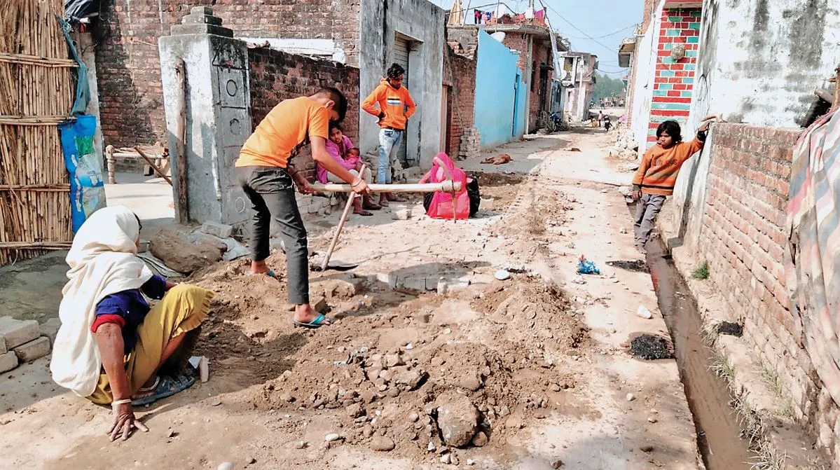 सुल्तानपुर पट्टीः पाइप लाइन के लिए खोदी सड़क को सही किए बिना ठेकेदार गायब, ग्रामीण परेशान 