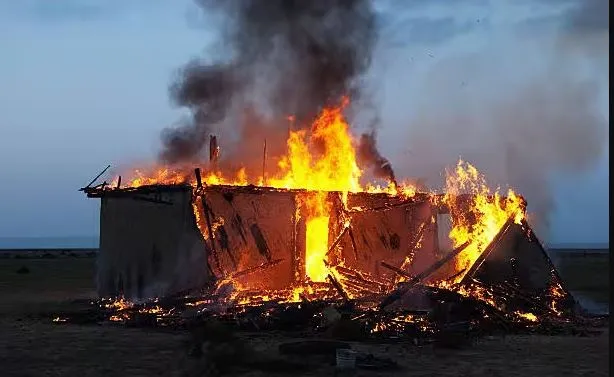 बरेली: पेट्रोल डालकर झोपड़ी में लगाई आग, युवक गंभीर