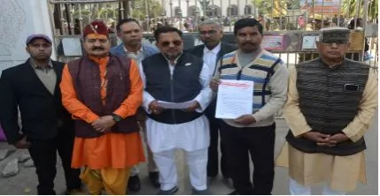 बरेली: अखिल भारत वर्षीय ब्राह्मण महासभा ने डीएम को सौंपा ज्ञापन