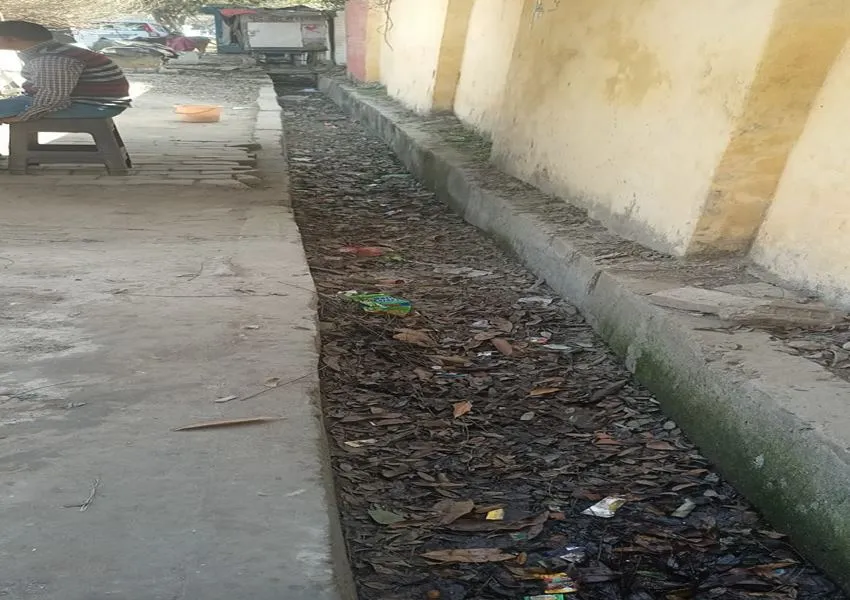 अयोध्या: पीटा जा रहा स्वच्छता का ढिंढोरा, करोड़ों खर्च कर बने नाले कूड़े से पटे