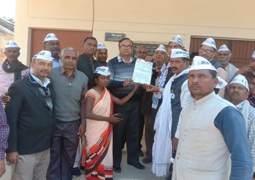 सुलतानपुर: AAP ने प्रदर्शन कर सीएम से मांगा न्याय, बकाया बिल वसूली के दौरान महिला की मौत का मामला