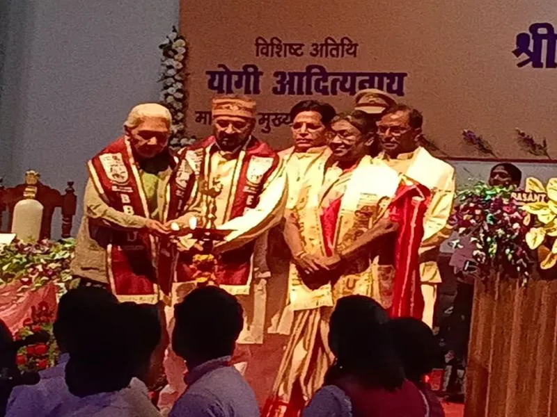 लखनऊ: BBAU का 10वां दीक्षांत समारोह, राष्ट्रपति द्रौपदी मुर्मू ने मेधावियों को किया सम्मानित