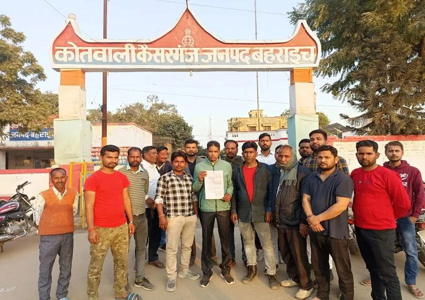 बहराइच: बाइक हटाने को कहा तो बस चालक को पीटा, दो गिरफ्तार