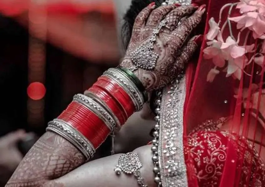 DJ पर थिरकते रहे बाराती, जयमाल के बाद गायब हुई दुल्हन, सुबह मिली लाश तो मचा हड़कंप  