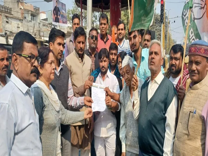 अयोध्या: कानपुर के रूरा कांड में सीबीआई जांच की मांग को लेकर कांग्रेस ने किया प्रदर्शन, राज्यपाल को भेजा ज्ञापन