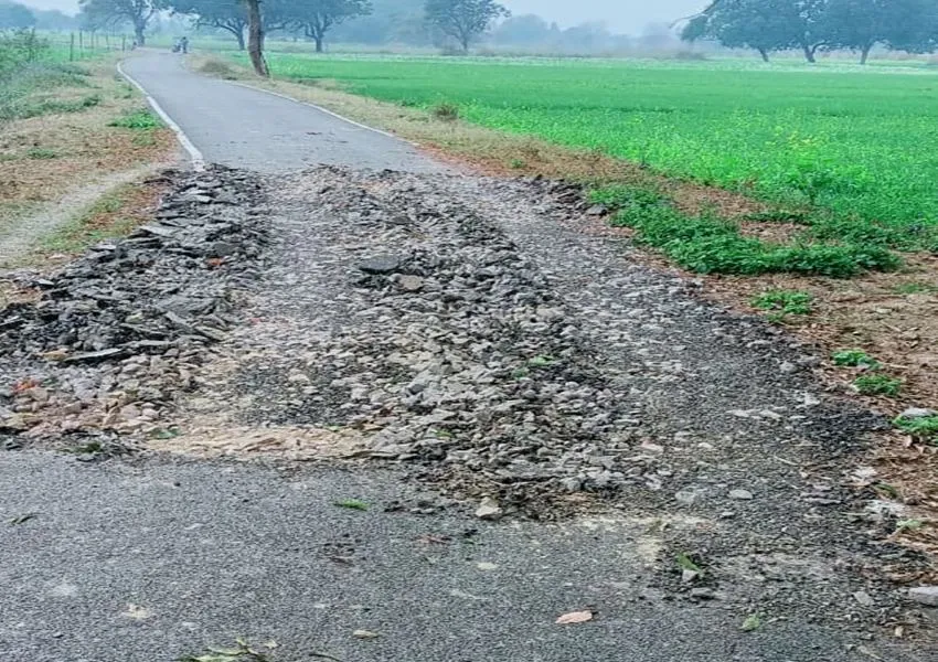 फतेहपुर: अराजकतत्वों ने जेसीबी से की तीन सड़कों पर खुदाई, इलाके में मचा हड़कंप