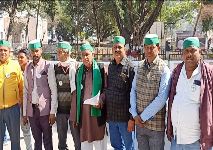 बहराइच: सीएचसी अधीक्षक को हटाने के लिए डीएम को सौंपा ज्ञापन, बोले- करते हैं अभद्र व्यवहार