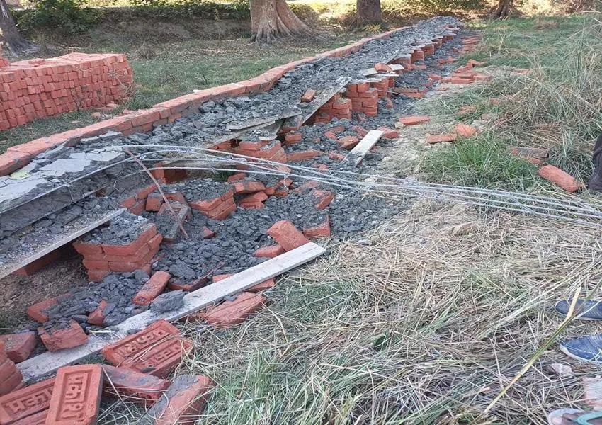 अयोध्या: अराजक तत्वों ने ढहाई प्राथमिक विद्यालय की बाउंड्रीवाल  