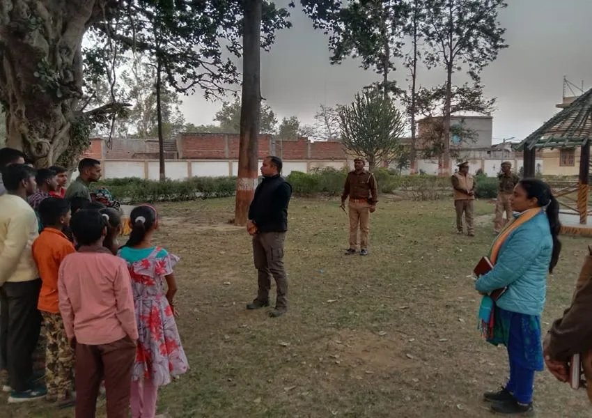 बहराइच: डीएफओ ने छात्रों को खेल-खेल में दी पर्यावरण की शिक्षा, वितरित की पाठ्य सामग्री