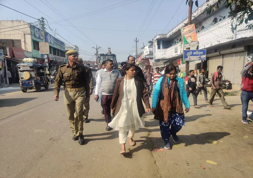 बहराइच: लाल रेखा पार की तो लगेगा जुर्माना, SDM और EO ने चलाया अतिक्रमण के खिलाफ अभियान