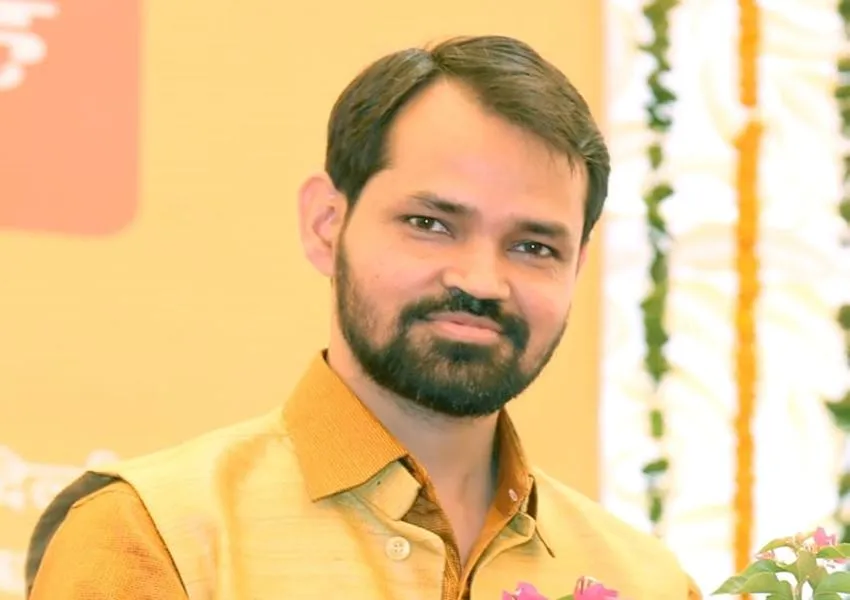बहराइच: 12वें विश्व हिन्दी सम्मेलन में शामिल होने के लिए बहराइच के वेद मित्र शुक्ल फिजी रवाना 