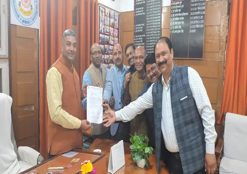 अयोध्या: एचआरए के फेर में फंसा साकेत महाविद्यालय के शिक्षक व कर्मियों का वेतन, प्रबंध तंत्र को सौंपा ज्ञापन