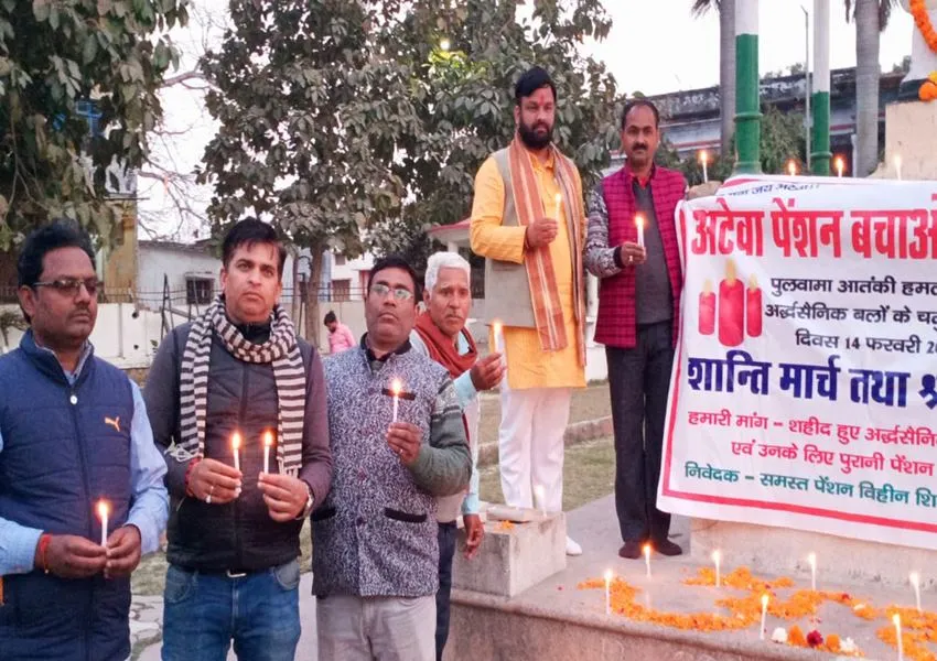 अयोध्या: पुलवामा शहीदों की याद में निकाला कैंडल मार्च