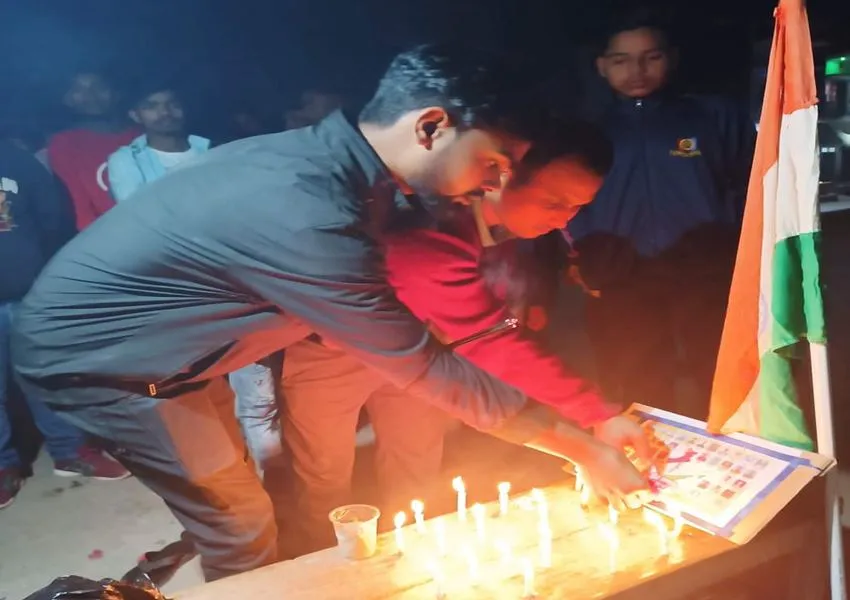 बहराइच: युवाओं ने मोमबत्ती जलाकर पुलवामा के शहीदों को दी श्रद्धांजलि, 14 फरवरी को बताया काला दिन