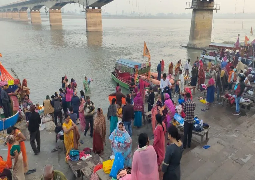 अयोध्या: माघ पूर्णिमा पर श्रद्धालुओं ने सरयू में लगाई आस्था की डुबकी