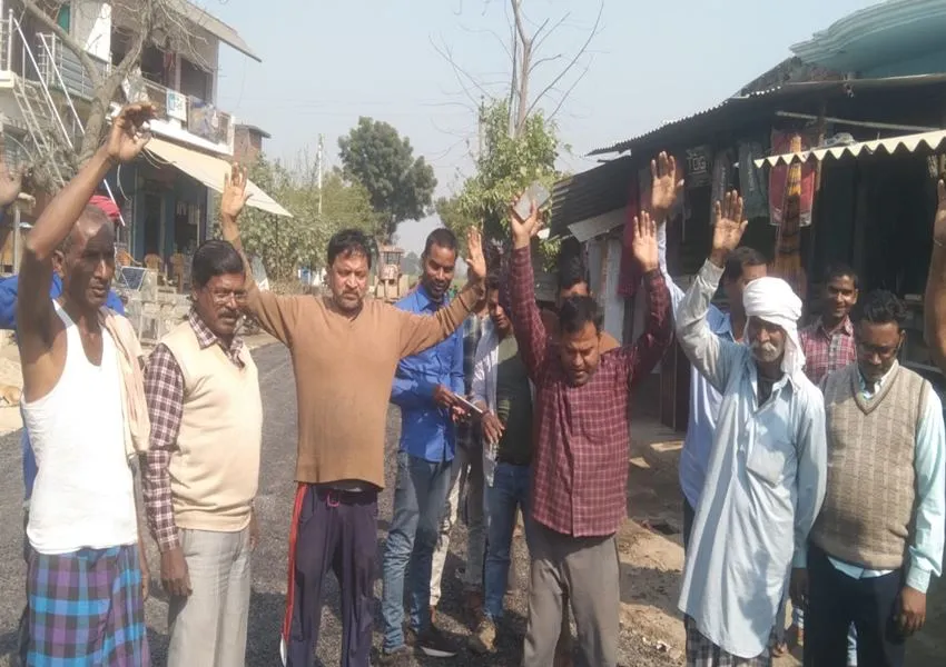 बहराइच: सड़क निर्माण में मानकों की अनदेखी, ग्रामीणों ने किया का प्रदर्शन