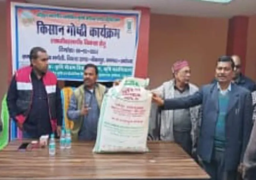 अयोध्या: किसानों को पढ़ाया फसल को बीमारियों से बचाने का पाठ