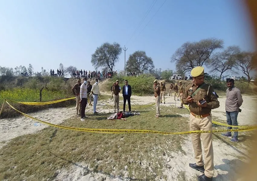 रायबरेली: खेत में खून से लथपथ मिला युवक का शव, गले पर घाव के निशान, गोली मारने की आशंका, जांच में जुटी पुलिस 